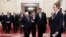 中国国家主席习近平与美国前国务卿基辛格步入北京人大会堂出席2019创新经济论坛。 (2019年11月22日)