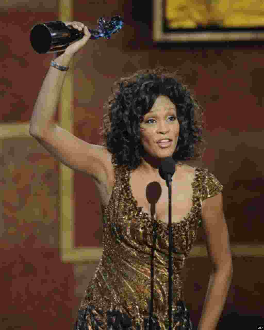 Whitney Houston holds her award at the Warner Theatre during the 2010 BET Hip Hop Honors, Saturday, Jan. 16, 2010, in Washington. (AP Photo/Nick Wass)