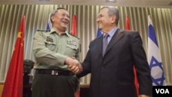 Panglima militer Tiongkok, Jenderal Chen Bingde (kiri) melakukan pertemuan dengan Menhan Israel Ehud Barak di Tel Aviv, Minggu (14/8).