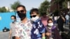 အီရန်နိုင်ငံ တီဟီရန်မြို့မှာ ကိုရိုနာဗိုင်းရပ်စ် ကူးစက်မှု ကာကွယ်နိုင်ရေး နှာခေါင်းစည်းတပ် သွားလာနေကြသူများ။ (ဇွန် ၂၈၊ ၂၀၂၀)