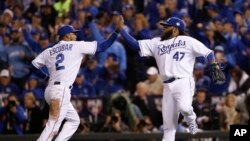 Johnny Cueto (47), el lanzador de los Reales de Kansas City celebra con Alcides Escobar el triunfo de su equipo en el Segundo juego de la Serie Mundial de Béisbol contra los Mets de Nueva York. Oct. 28,2015.