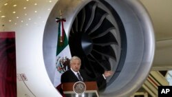 El presidente mexicano, Andrés Manuel López Obrador, ofrece su conferencia de prensa matutina diaria frente al antiguo avión presidencial en el Aeropuerto Internacional Benito Juárez en la Ciudad de México, el 27 de julio de 2020.