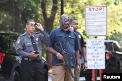 Ispred zatvora Fulton u Džordžiji pojačane su policijske snage dok se čeka dolazak Trampma (Foto: Reuters/Dustin Chambers)