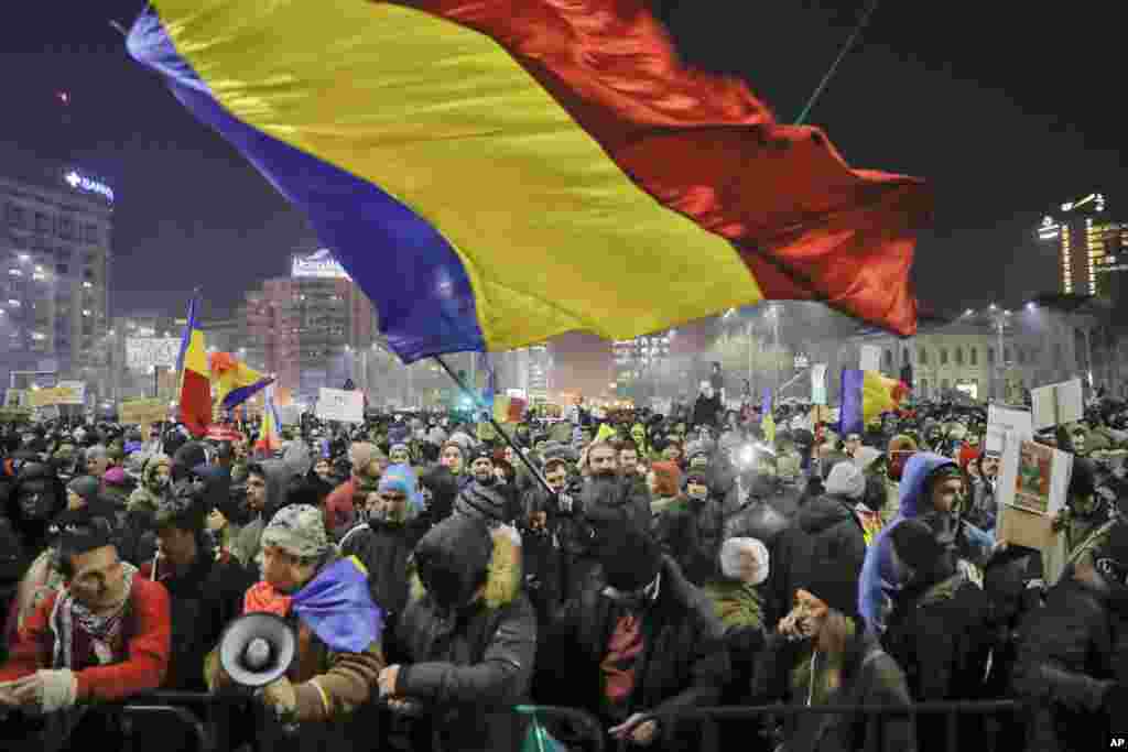 حضور بیش از ۲۵۰ هزار معترض در بزرگترین تظاهرات دو دهه اخیر در بخارست پایتخت رومانی. معترضان علیه لغو اصلاحات ضد فساد اعتراض می&zwnj;&zwnj;کنند. &nbsp;