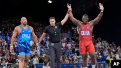 El cubano Mijaín López Núñez celebra después de derrotar al cubano chileno Yasmani Acosta en la final de lucha grecorromana masculina de 130 kg, en el Champ-de-Mars Arena, durante los Juegos Olímpicos de Verano de 2024, el martes 6 de agosto de 2024, en París, Francia.