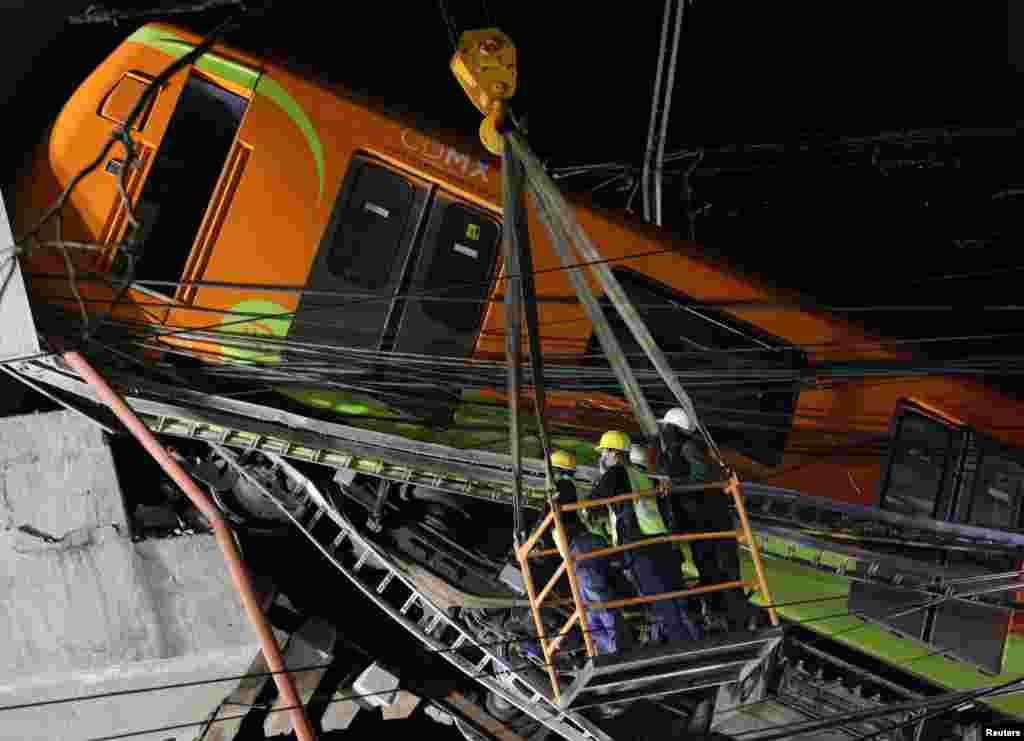 Testigos en la zona dijeron escuchar un gran crujido, como un trueno, cuando se venci&#243; una trabe justo al paso un tren.