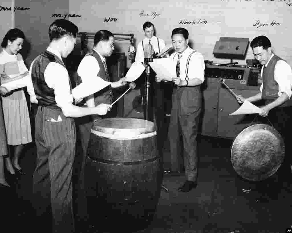 老照片回顾：美国之音中文广播70年