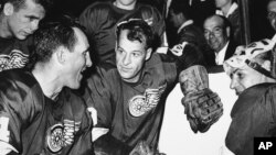 Bintang klub hoki es Detroit Red Wings, Gordie Howe (tengah) dikerumuni oleh teman-temannya usai mencetak gol ke 544t di Detroit tahun 1963 (foto: dok).