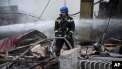 Vatrogasci su u srijedu, 30. augusta 2023. gasili požar nakon ruskog raketnog napada na Kijev, Ukrajina.