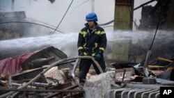 Пожарные тушат пожар в Киеве, Украина, в среду, 30 августа 2023 года.