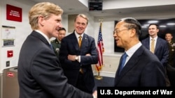 资料照片：美国战争部负责政策事务的副部长科尔比在五角大楼会晤中国外交部常务副部长马朝旭。(2026年7月22日)