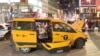 ARCHIVO - Esta imagen tomada de un video proporcionado por Aron Ranen muestra un taxi que se subió a la acera y atropelló a peatones en Manhattan el 25 de diciembre de 2024 en Nueva York. AP