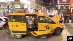 ARCHIVO - Esta imagen tomada de un video proporcionado por Aron Ranen muestra un taxi que se subió a la acera y atropelló a peatones en Manhattan el 25 de diciembre de 2024 en Nueva York. AP