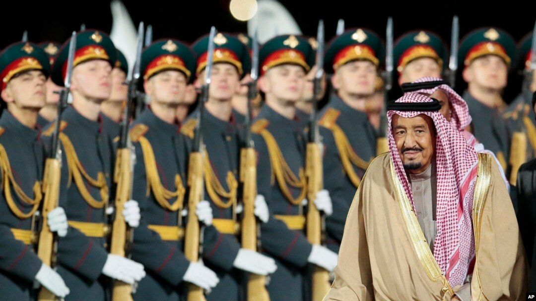 Raja Salman dari Kerajaan Arab Saudi memeriksa pasukan kehormatan saat tiba di Bandara Udara Pemerintah Vnukovo di Moscow, dalam kunjungan perdana ke Rusia, 4 Oktober 2017. 