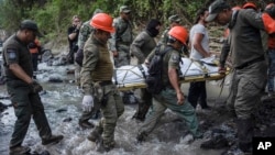 Rescatistas recuperan el cuerpo de un policía que, según las autoridades estatales, falleció en un accidente vehicular mientras revisaba los daños causados por las lluvias, el martes 2 de julio de 2024, en Alto Lucero, Veracruz, México.