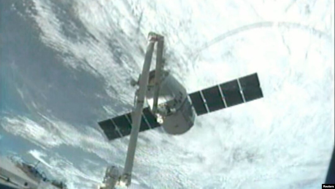 Kapsul SpaceX Dragon mendekati stasiun antariksa internasional (Foto Reuters/NASA: 3/3).