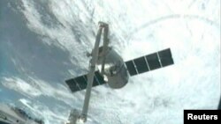 Kapsul SpaceX Dragon mendekati stasiun antariksa internasional (Foto Reuters/NASA: 3/3).