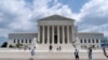 Posjetioci se fotografišu ispred Vrhovnog suda SAD u Washingtonu, 18. juna 2024. godine. (Foto: AP/Jose Luis Magana)
