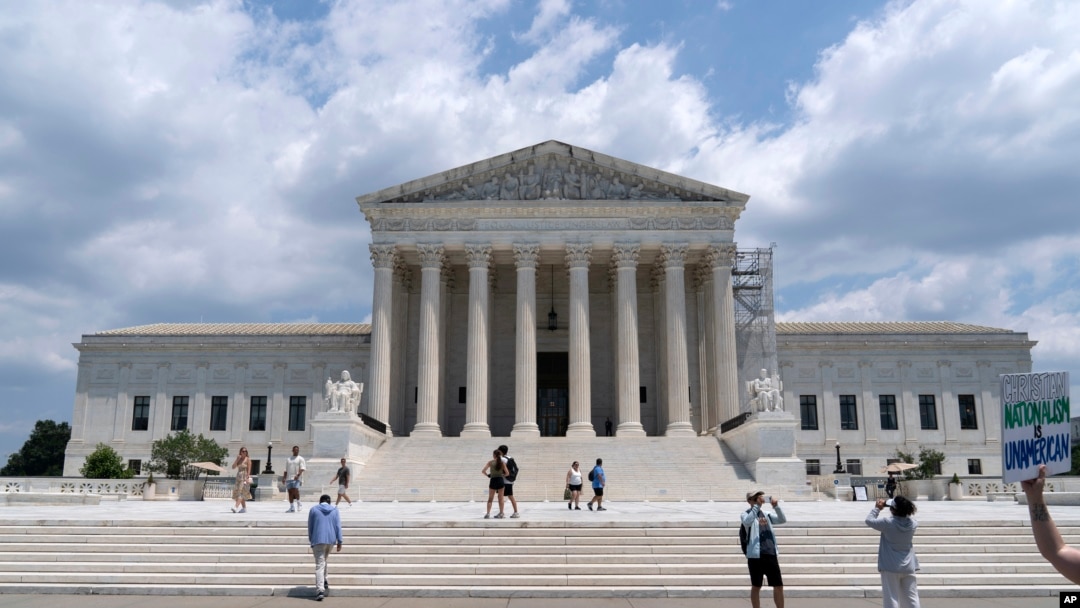 Posjetioci se fotografišu ispred Vrhovnog suda SAD u Washingtonu, 18. juna 2024. godine. (Foto: AP/Jose Luis Magana)