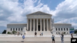Posjetioci se fotografišu ispred Vrhovnog suda SAD u Vašingtonu, 18. juna 2024. godine. (Foto: AP/Jose Luis Magana)