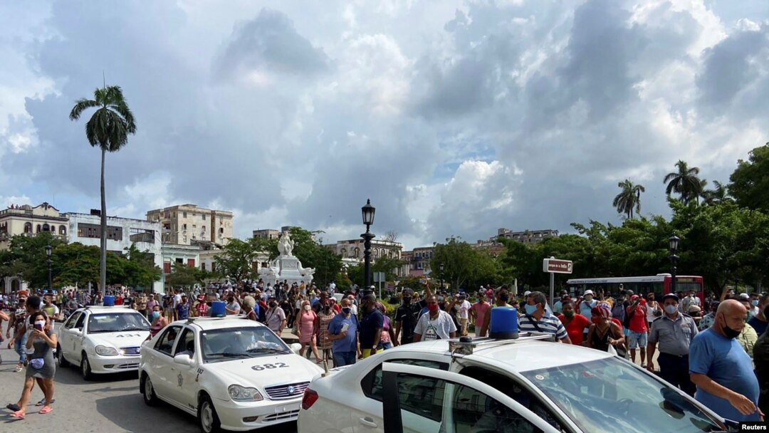 El pueblo se acerca a los autos policiales durante las manifestaciones ocurridas en Cuba el 11 de julio de 2021. En la imagen parte de los sucesos frente al Capitolio de La Habana, la capital.