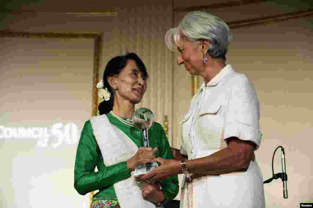 ທ່ານນາງ Aung San Suu Kyi ປະທານພັກສັນນິບາດເພື່ອປະຊາທິປະໄຕແຫ່ງຊາດມຽນມາ ໄດ້ຮັບລາງວັນ ພົນລະເມືອງທີ່ດີເດັ່ນຂອງໂລກ (Global Citizen Award) ຈາກຫົວໜ້າບໍລິຫານກອງທຶນສາກົນ (IMF) Managing Director Christine Lagarde ໃນໂອກາດງານລ້ຽງອາຫານຄໍ່າຂອງ Global Citizen Awards Dinner ປະຈໍາປີ ທີ່ນະຄອນນີວຢອກ ໃນວັນທີ 21, 2012.