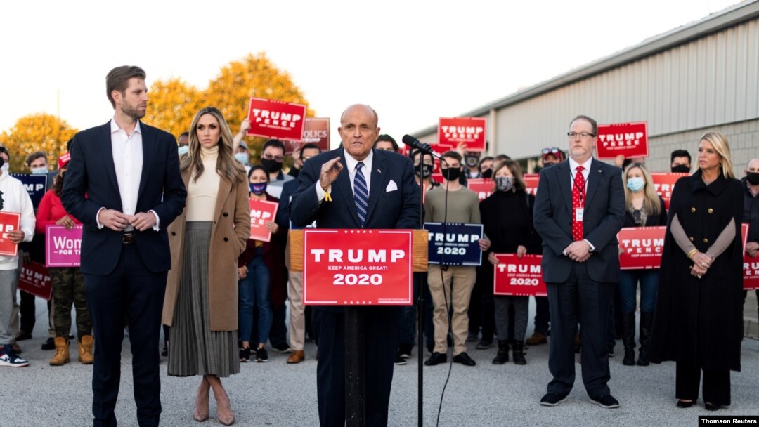 El ex alcalde de la ciudad de Nueva York Rudy Giuliani, abogado personal del presidente Donald Trump, habla en conferencia de prensa en Filadelfia, el miércoles 4 de noviembre de 2020.