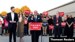 El ex alcalde de la ciudad de Nueva York Rudy Giuliani, abogado personal del presidente Donald Trump, habla en conferencia de prensa en Filadelfia, el miércoles 4 de noviembre de 2020.