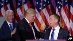 Reince Priebus (adwat), ki te prezidan Komite Nasyonal Pati Repibliken jiske la, jwenn nominasyon kòm Chèf Pèsonèl La Mezon Blanch. Li avèk Donald Trump (mitan) epi Vis Prezidan eli a, Mike Pence (agoch). Foto Achiv: New York, 9 novanm 2016.
