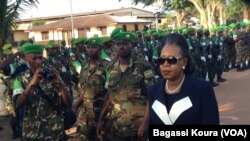 Cérémonie en hommage aux troupes africaines par la présidente de la transition centrafricaine Catherine Samba-Panza. (Bagassi Koura/VOA).