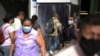 La gente camina por las calles de Guayaquil, Ecuador, después que se permitiera que algunas empresas reabrieran el miércoles después de una caída en las muertes diarias debido al brote de la enfermedad por coronavirus, el 20 de mayo de 2020.