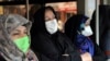 Mujeres iraníes usan mascarillas en una estación de autobuses en Teherán: Las autoridades informaron de ocho víctimas fatales del virus. En todo el mundo, autoridades buscan detener el avance del virus. (Foto AP)