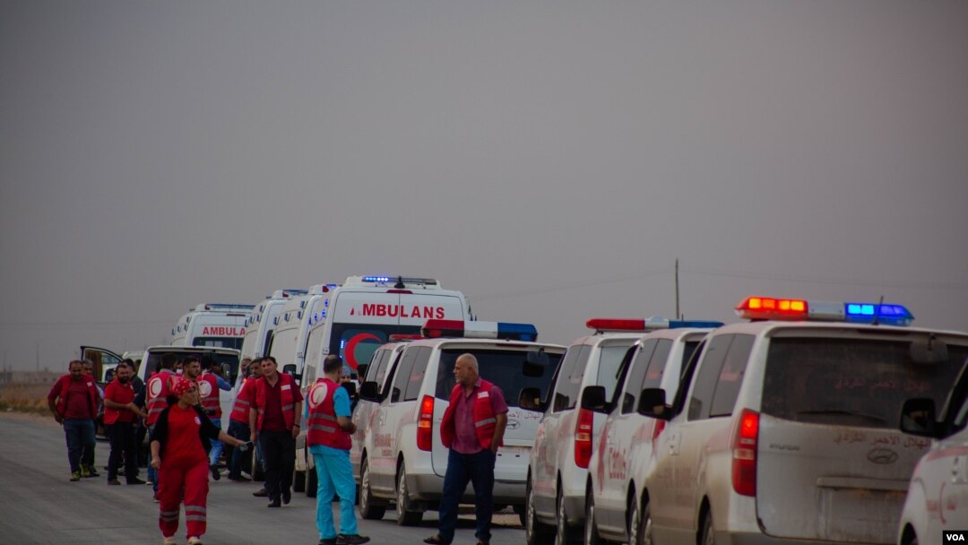 A convoy prepares to take at least 35 injured people from the war zone, Oct. 19, 2019. Five patients died before they were rescued on the outskirts of Ras al-Ayn, Syria. (Yan Boechat/VOA)