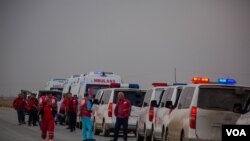 A convoy prepares to take at least 35 injured people from the war zone, Oct. 19, 2019. Five patients died before they were rescued on the outskirts of Ras al-Ayn, Syria. (Yan Boechat/VOA)