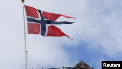 资料照片：奥斯陆一座建筑上方飘扬的挪威旗帜。