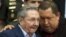 Chávez tuvo como mentor político a Fidel Castro y también mantuvo estrechos nexos con su hermano, Raúl Castro.