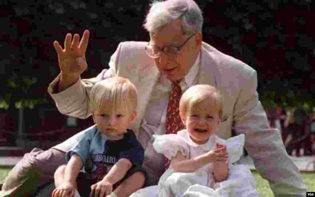 Sir Edward Roberts, um dos pais do bebé "proveta" morreu a 10 de Abril. O médico foi um dos pioneiros no método de fertilização in vitro tendo ganho o Prémio Nobel pelo feito. Na foto Sir Roberts está com Sophie e Jack Emery, dois dos bebés nascidos pelo método in vitro, comemorando o seu 2&ordm; aniversário, em Londres a 20 de Julho de 1998