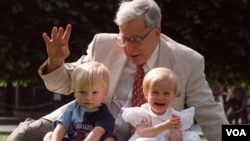 Robert Edwards posa en esta foto con Sophie y Jack Emery. Ellos son el resultado de una fertilización in vitro y celebran su segundo cumpleaños en Londres.