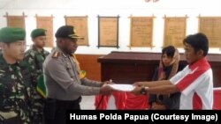 Kapolres Jayawijaya AKBP Yan Pieter Reba memimpin upacara penyerahan jenazah korban insiden Yigi di Aula Ukumiarek Asso Kodim 1702 JW, 12 November 2018. (Foto:Humas Polda Papua)