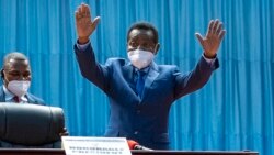 Christophe Mboso Nkodia (D) atomboli maboko mpo na kopesa mbote na baninga baye bakeli mibeko na Assemblé nationale na Palais du peuple. Kinshasa, RDC, 3 février 2021.