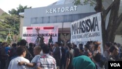 Aksi unjuk rasa menentang berkembangnya organisasi berpaham radikal di kampus ISI Yogyakarta. (Foto: VOA/Nurhadi)