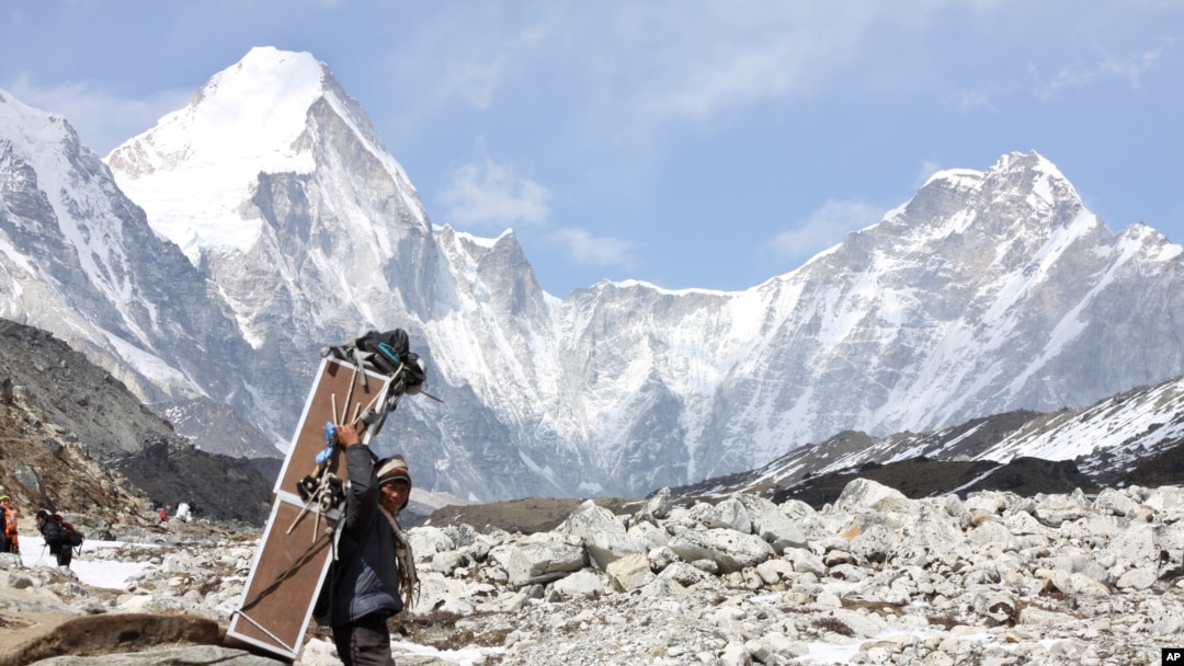 Seorang porter di Gunung Everest, Lobuche, Nepal. 