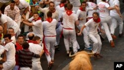 Participantes del festival de toros de San Fermín en Pampolona, España, el 7 de julio de 2017.