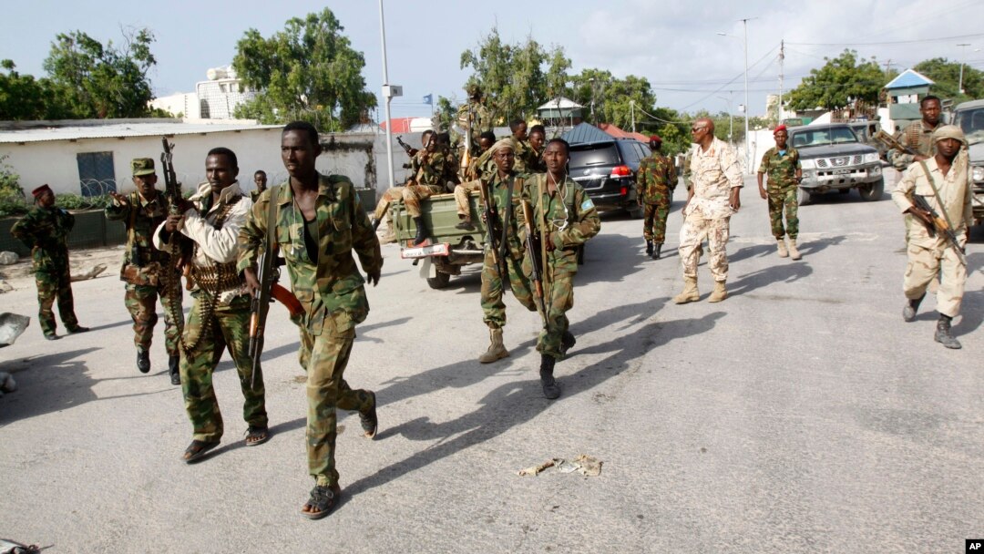 Pasukan Somalia mengamankan lokasi serangan bom di Mogadishu (foto: dok). Sebuah bom rakitan yang meledak Kamis malam (22/12) menewaskan 3 orang di Mogadishu.