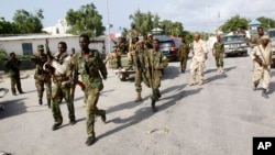 Pasukan Somalia mengamankan lokasi serangan bom di Mogadishu (foto: dok). Sebuah bom rakitan yang meledak Kamis malam (22/12) menewaskan 3 orang di Mogadishu.