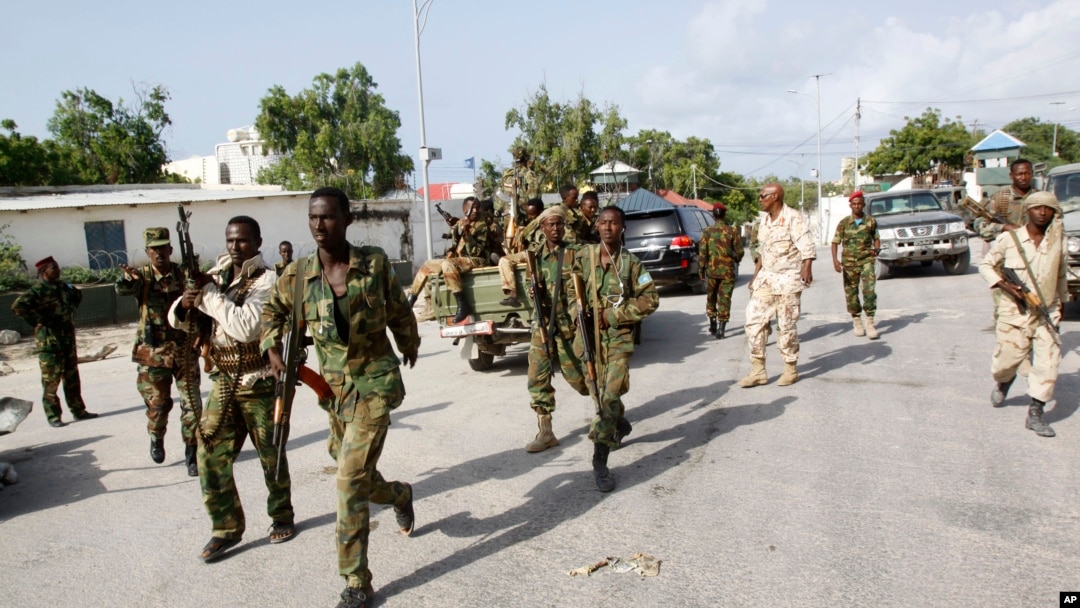 Tentara Somalia mengamankan lokasi di komplek istana Presiden di Mogadishu pasca serangan bom mobil (9/7). 