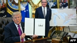 美国总统唐纳德·特朗普在华盛顿白宫椭圆形办公室签署一项行政命令，将安大略湖更名为美国湖。(2026年8月27日)