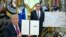 Фото: Президент США Дональд Трамп разом із міністром внутрішніх справ Дагом Бургумом демонструє підписаний ним виконавчий указ про перейменування озера Онтаріо на озеро Америка в Овальному кабінеті Білого дому у Вашингтоні, округ Колумбія, 27 серпня 2026 року