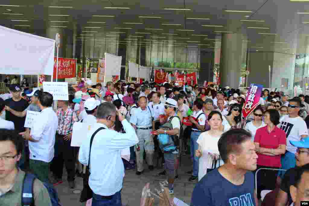 支持和反对政改的民众在立法会外集会造势 （博讯/美国之音图片 ）