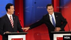 Rick Santorum (kiri) sementara mengungguli Mitt Romney sebesar 9 persen dalam jajak pendapat terakhir.